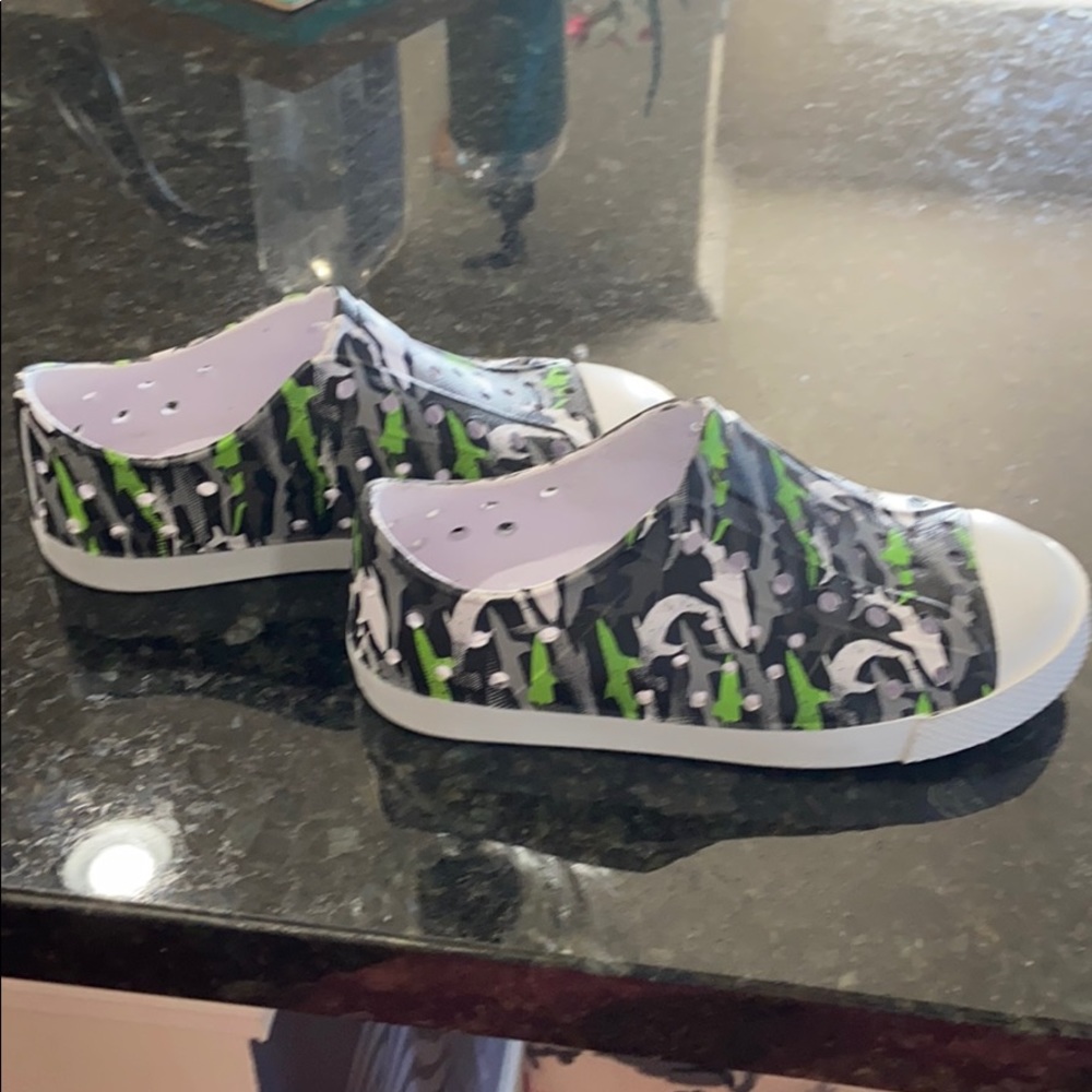 DSG toddler shoes size 10